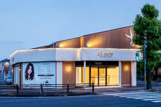 【稲沢駅】◆ベビーシッター費用補助あり・日曜保育費補助あり・最大月12日休み・残業ほぼ無し・社会保険完備・最短1年デビュー可能・営業時間内レッスンOK◆研修センターがあり、着実にスキルアップが可能！幅広い年齢層のスタッフが活躍するファミリーサロン「Ai-ney 稲沢店（アイニーイナザワテン）」からアシスタント（美容師）の求人★☆