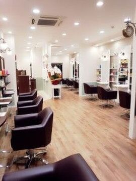 【豊田市駅】≪託児所完備≫≪月給25万円〜≫≪社会保険完備≫託児所があるのでママさんも働きやすさ抜群！働きやすいサロン環境を整えているサロン「Grand Beauty B’s amor豊田店（グランドビューティービーズアモールトヨタテン）」からスタイリスト（美容師）の求人☆★