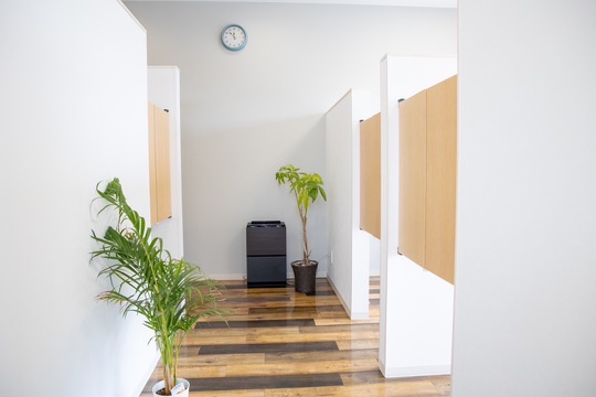 【JR長浜】≪完全個室≫≪客単価約1万3000円以上≫≪髪質改善＆ヘッドスパ≫≪完全週休2日制≫≪社会保険完備≫予約状況によっては17時に退勤も可能！完全個室のオシャレな空間で働いてみませんか「ROKA hair（ロカヘアー）」からスタイリスト（美容師）の求人☆★