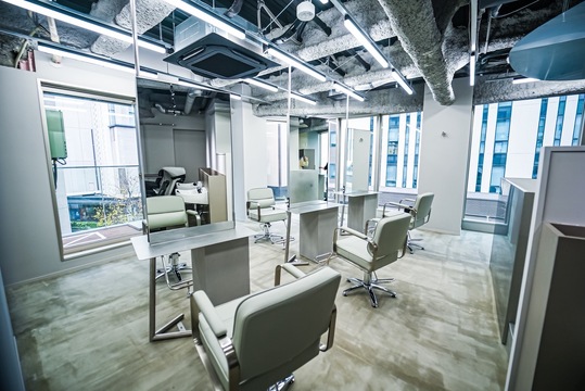 【博多】≪社会保険完備≫≪土日休みOK≫≪独立支援制度あり≫≪実働8時間≫お仕事とプライベートを両立したい方にオススメ！再現性ともちがいいカットが得意なメンズサロン「Men's salon SEPT. 博多店（メンズサロンセプトハカタテン）」からスタイリスト（美容師）の求人★☆