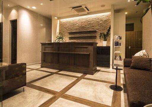 【栄】≪48〜50万円の最低保証給あり≫≪月10日休みOK≫≪入客チャンスあり≫年間124日休みのためプライベート充実！平均月給65万円としっかり稼げるためライフスタイルに合った働き方が可能です！「CHANDEUR栄（シャンドゥールサカエ）」からスタイリスト（美容師）の求人★☆