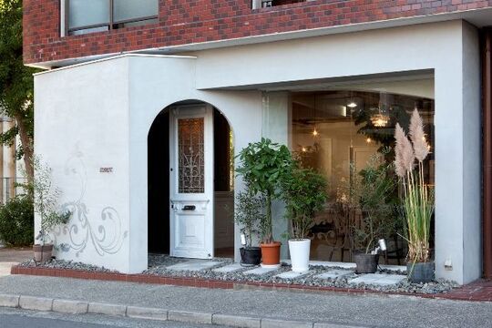 【甲東園】お客様との距離も近く、スタッフさんも気さくな方ばかり！更に成長出来る環境が整っているので充実した日々を送ることが出来ますよ！アンティークでまとめられた店内はリラックス出来る大人の空間のサロン「FIARCE（フィアーチェ）」からスタイリスト（美容師）の求人☆★