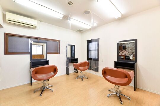 【武生駅】≪16時までの勤務OK≫≪日曜定休日≫≪完全週休二日制≫≪残業なし≫カラーだけに専念した専門店！働くママさんが多く、働きやすい環境！自分に合った働き方が出来ます！急なお休みなどにも対応できるようにしてます！「COLOR PLUS 越前店（カラー プラスエチゼンテン）」からカラーリスト（美容師）の求人☆☆