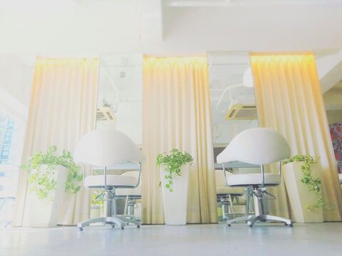 【烏丸】≪月7,8日休み≫≪社会保険完備≫≪育児休暇あり≫自分の技術にしっかり向き合い、プロの美容師としてしっかり成長できます！仕事もプライベートも充実しながら一流の美容師を目指せます！afeel（エフィール）からスタイリスト（美容師）の求人☆★