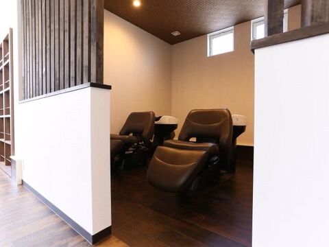 【信達】≪20時までに退勤OK≫≪日曜日定休あり≫未経験・通信生・新卒生歓迎！頑張り次第では最短2年でデビュー可能なので、スタイリストとして活躍できる日も近いですよ！ドライカットがウリのサロン「LafuLaha（ラフラハ）」からアシスタント（美容師）の求人★☆