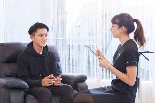 【新宿】未経験でも基本給27万円！◆髪色ネイル自由・土日の希望休OK・実働8時間◆圧倒的な技術力で支持されるサロン！未経験でもプロのアイブロウリストを目指せます。回転重視サロンではなく、お客様との関わりを重要視し、満足度の高い技術提供が可能！「plus eight 新宿店（プラスエイトシンジュクテン）」からアイブロウリストの求人☆☆