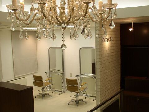 【三宮】≪20時までに退勤可能≫≪着付けやメイクも学べる≫ダメージレスに特化したメニューで、幅広い層の女性のお客様から支持されているお店！遅くまで残る事も無いので自分のペースで学べる環境です「Brunette（ブルネット）」からアシスタント（美容師）の求人☆☆