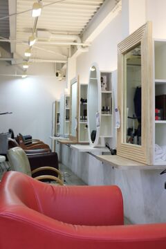 【中京競馬場前】≪完全週休二日制≫≪社会保険完備≫≪月給20万円〜≫豊富な休みでプライベートも充実！着実にスキルアップできる環境が整っていますよ。スタッフ皆仲が良い職場で楽しく働きませんか！ “NUDE COLOR 姥子山店（ヌードカラーウバコヤマテン）”からアシスタント（美容師）の求人☆★