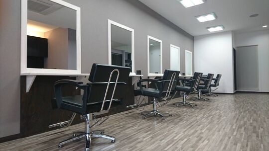 【桂】≪完全週休2日制≫≪日曜休みあり≫≪社会保険完備≫≪平均退社19時台≫≪プライベート充実≫≪2年以内にデビュー可能≫地域密着型で幅広い方が来られます！仕事とプライベートの両立可能！「Amenita hair core（アメニタヘアーコア）」からアシスタント（美容師）の求人★☆