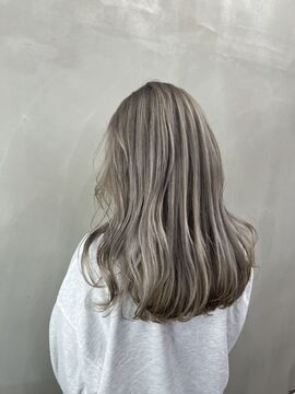 【京都駅】≪3名限定！！入社3ヶ月間フリー指名共に70％還元≫≪マンツーマンでの入客≫≪客層は20〜30代がメイン≫≪有名美容師から数ヶ月に1度技術講習あり≫≪30万円の最低保障給制度あり≫土日にはヘアセットのオーダーがかなり多いサロン！月に50万円以上も目指せるサロン！「SIUN.（シウン）」よりスタイリスト（美容師）の求人☆★