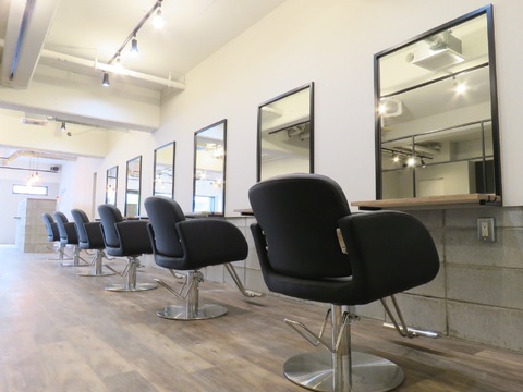 【西宮北口】≪完全マンツーマン施術≫≪社会保険完備≫正社員・業務委託・パートが在籍するサロンですが、スタッフ同士の繋がりも大切にしており、お休みや勤務時間も相談OKで働きやすい環境のサロン「Apiuz Hair 西宮北口（アピューズヘアーニシノミヤキタグチ）」スタイリスト（美容師）の求人☆★