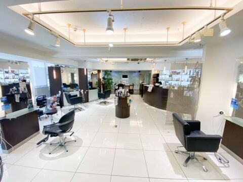 【近鉄八尾駅】≪月給24万円≫≪社会保険完備＆月9日休み≫産休や育休後のサポートもちゃんとあるので、パートさんも長く活躍できる環境ですよ！「OZZU 八尾店（オッズ ヤオテン）」からスタイリスト（美容師）の求人★☆