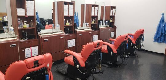 【椥辻】≪完全週休2日制と月5日休みを選べる♪≫≪技術者28万円〜≫≪最短1年でデビュー可能≫≪営業時間内レッスン可能≫≪制服貸出あり≫平均退社が19時なので、プライベートの時間も確保しやすい会社です☆すかっと 山科店（スカットヤマシナテン）から理容師（理容室）の求人★☆