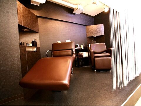 【渋谷】◆月8日休みOK・社会保険完備◆渋谷駅徒歩4分の好立地！休日数の選択でプライベートも充実させながらスキルアップも図れます◎お客様との距離感も近いです♪R∴EVOL（レボル）からスタイリスト（美容師）の求人★☆