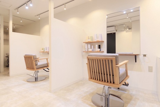 【地下鉄成増】≪半個室マンツーマン≫≪顧客0からok≫≪予約状況で早帰り可能≫≪平均給与26万〜30万≫≪完全週休2日制≫≪社会保険完備≫≪ママさんスタイリスト歓迎≫人間関係が苦手、大人数が苦手な方にもオススメ！お客様に向き合った対応ができるマンツーマン制、ヘルプ業務もなし！自身も為になるエイジングケアメニューを学ぶことができます。「hacco（ハッコ）」からスタイリスト（美容師）の求人☆★☆