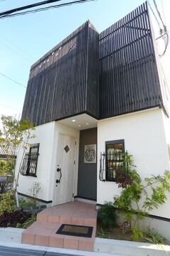 【東岸和田】街並みから少しだけ外れた住宅街に位置するアンティーク調の空間が可愛いお洒落サロン「Nuugy」からアシスタント（美容師）の求人♪服装手当など、スタッフさんの事を何よりも考えてくれるオーナーさんですよ☆★