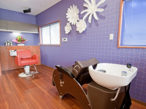 【研究学園】≪完全週休2日制もOK≫≪20時までに退勤可能≫≪社会保険完備≫顧客満足度を1番に考えた技術と接客で、新規のお客様も多数来店！1人1人のライフスタイルやキャリアプランに合わせて働くことが可能です！「h hair design（エイチヘアーデザイン）」からスタイリスト（美容師）の求人☆★