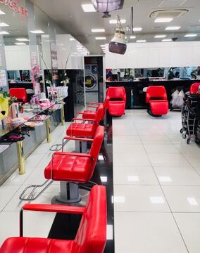 【中間市】≪平均退勤時間18:00・社会保険完備≫月に1回日曜日のお休みアリ！！一人のお客様に向き合い接客するスタイル！！幅広い世代のお客様が来店される地域密着型ヘアサロン「サロンド EIKO（サロンドエイコ）」からスタイリスト（美容師）の求人☆★☆