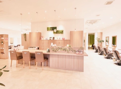 【津島駅】≪完全週休二日制≫≪社会保険完備≫男女問わずたくさんのお客様が来店！今までの技術を生かしつつしっかり入客出来るサロンです。「UNDERTREE GARDEN（アンダートゥリーガーデン）」からスタイリスト（美容師・理容師）の求人☆★