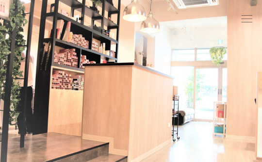 【上尾駅】◆月給25万円スタート・月8,9日休み・社会保険完備◆有給休暇や育休制度など、1人1人の生活スタイルに合わせ働くことの出来るサロン！「CHURA TREAT（チュラトリート）」からスタイリスト（美容師）の求人★☆