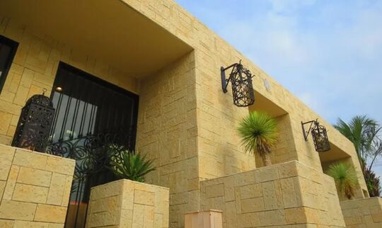 【亀島】◆完全週休2日制・住宅手当あり・デザインカラーがウリ・社会保険完備◆幅広い薬剤のラインナップで上質なサービスを提供！非日常の空間で気持ちよく働いてもらえますよ！「Voasorte ORIENTAL（ヴォアソルヂェオリエンタル）」からスタイリスト（美容師）の求人☆★☆