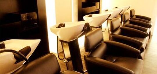 【阪急高槻市駅】 月8日休み  最短2年デビュー  社会保険完備 一流の技術と接客を学ぶ教育体制がある有名ブランドサロン☆売れるトップスタイリストを目指せます☆WiLL(ウィル)からアシスタント（美容師）の求人☆★☆