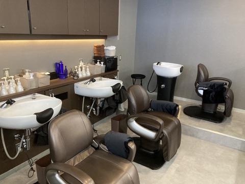 【豊橋駅】◆ベビーシッター費用補助あり・日曜定休・最大月12日休み・残業ほぼ無し・社会保険完備・最短1年デビュー可能・営業時間内レッスンOK◆研修センターがあり、確実にスキルアップが可能です！幅広い年齢層のスタッフが活躍中のサロン！「Ai-ney BLOOM豊橋駅前店（アイニーブルームトヨハシエキマエテン）」からアシスタント（美容師）の求人★☆