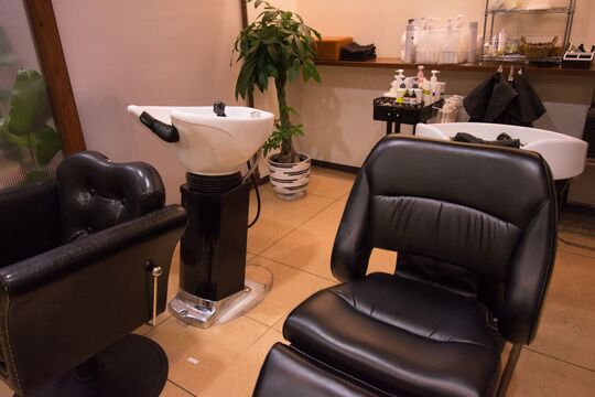 【紀伊田辺】≪社会保険完備≫≪完全週休二日制≫≪20時迄に退勤可能≫≪営業中レッスンOK≫福利厚生がしっかりしているので、安心して働ける環境です。訪問美容の提供もしているので訪問美容のノウハウを学びたい方は是非！「Hair rescue Toriko（ヘアーレスキュートリコ）」からアシスタント（美容師）の求人☆★