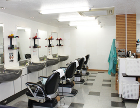 【王寺】≪集客バッチリ≫≪社会保険完備≫≪20時迄に退勤OK≫≪未経験OK≫子どもから年配の方まで幅広い年代のお客様が来店するサロンです！「髪工房 王寺南店（カミコウボウオウジミナミテン）」から見習い・中習・技術者（理容師）の求人