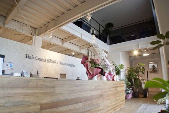 【岸和田】敷地内にカフェも併設されるナチュラルモダンサロン「BRAS」からスタイリスト（美容師）求人！「いつか自分のお店を持ちたい！」「スタイリストとしてもっと経験を積みたい！」という方を歓迎します☆★☆