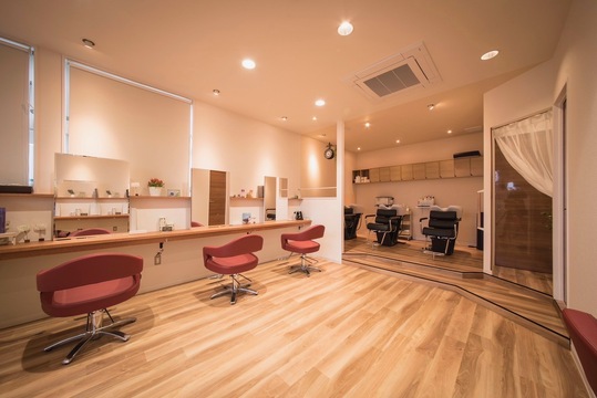 【美しが丘】★日曜日定休・年間休日112日〜・17:30営業終了・社会保険完備・パートアルバイトOK・月給22万円〜・時短社員あり★ママさんスタイリストも多く活躍中！お子様からご年配の方まで幅広くご来店。仕事と家庭のバランスが取りやすい！地域密着型サロン「美容室 ミルキィ 美しが丘店（ビヨウシツミルキィウツクシガオカテン）」からスタイリスト（美容師）の求人☆★☆