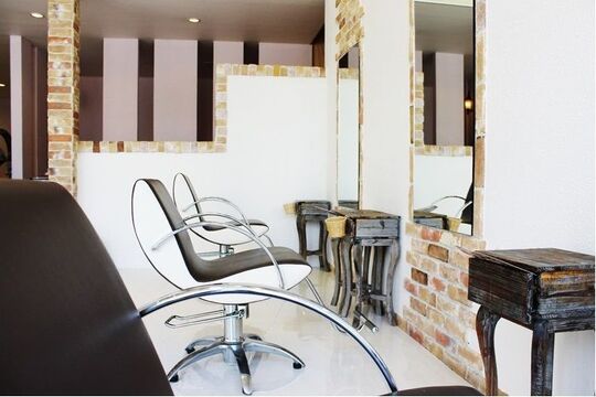 【三国ヶ丘】≪月7日休み≫≪20時までに退勤可能≫≪駅近＋車通勤OK≫地域密着でアットホームなヘアサロン☆講師活動をされるオーナーさんから高い技術を学べ、美容師として無理なく長く働ける環境です☆Duex Style（ドゥ スタイル）からアシスタント（美容師）の求人★☆