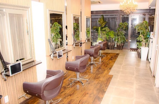 【幡生駅】≪休日充実・社会保険完備・第二日曜日お休み・休日日数選択可能≫毎週日曜日は営業時間14:30まで！！プライベートもお休みが多く充実できる環境です。プルエクステ、カラーが人気で20～30代から多くの支持あり！！トレンドに強いヘアサロン「HAIR SALON Amor（ヘアーサロンアモル）」からスタイリスト（美容師）の求人☆★