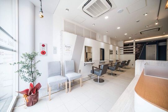 【六本松】≪社会保険完備・早期スタイリストデビュー可能・カラーが強い≫人気のエリアでスタッフ大募集！！経験豊富なスタイリストさんが多く在籍しているので幅広い技術が学べます！！頑張り次第で1〜3年でスタイリストデビューを目指せるヘアサロン「GiseL 六本松店（ジゼルロッポンマツテン）」からアシスタント（美容師）の求人☆★