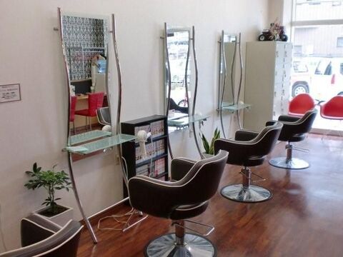 【東岸和田】≪完全週休2日制≫≪月給18万円スタート!!≫仕事をする時も遊ぶ時も一生懸命♪トモダチの家に遊びに来るような感覚でお客さんが来店するとってもフレンドリーなサロン『PLaNeT』からアシスタント（美容師）の求人☆★