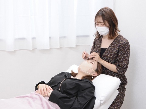 【志紀】≪実働8時間≫≪月22日～相談OK≫≪髪色ネイル自由＆私服勤務≫≪20時までに退勤OK≫技術も接客もハイクオリティ！幅広い年齢層のお客様に通っていただけるアットホームサロン「eyelash salon EMINAL（アイラッシュサロンエミナル）」からアイリスト（まつげエクステ・まつげパーマ） の求人★☆