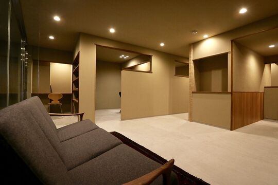 【京都市役所前】≪完全週休2日制≫≪社会保険完備≫≪全室個室≫≪スタイリストのみのサロン≫≪時短社員としての勤務も可能≫客単価10000円以上の高単価サロン！ヘッドスパの比率が非常に高いのでヘッドスパが好きなスタイリストさん大歓迎！マンツーマンでお客様と関われる「ini（イニ）」からスタイリスト（美容師）の求人☆★