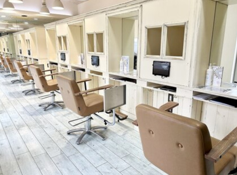 【新前橋】≪営業時間内レッスンOK≫≪最短2年以内にデビュー可能≫≪住宅手当あり≫アカデミー制度でデビューまでしっかりサポート！新人教育に注力しているおしゃれサロン！「Ifh 高崎本店（イフタカサキホンテン）」からアシスタント（美容師）の求人☆★