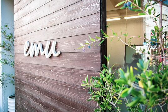 【藤井寺駅前】≪月8日休み・第3日曜日休み・有給休暇あり≫スタッフの働きやすさを重視！個性を出して働ける環境です！「emu（エミュ）」からアシスタント（美容師）の求人☆★☆