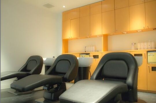 【阪神西宮】≪社会保険完備≫≪有給休暇あり≫≪日曜定休あり≫高水準のお給料と高待遇で働きやすさ抜群！平均退社時間が19:30だから自分の時間もしっかり持てて、無理なく学んでもらえますよ「mod's hair 西宮店（モッズヘアーニシノミヤテン）」からスタイリスト（美容師）の求人★☆