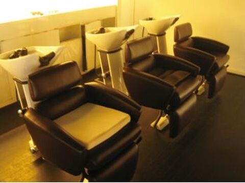 【なんば】駅直結の好立地にある雰囲気抜群の上質ヘアサロン☆≪月30万円保障≫≪月9日休み≫≪完全歩合制：フリー40％／指名50％還元≫により高収入が可能☆厳選した薬剤と商材を用意♪中価格帯のヘアサロンです!!!PARK.（パーク）からスタイリスト（美容師）の求人☆★