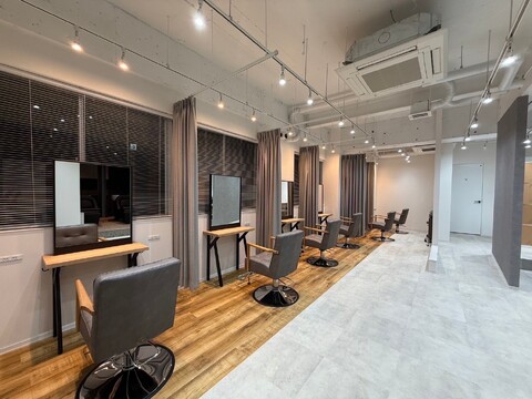 【武庫之荘】≪社会保険完備／完全週休2日制／土日休みOK／18時退勤≫高単価な髪質改善サロン。売れるスタイリストになるためのカリキュラムで確実にレベルアップ。2年以内デビュー、営業時間内レッスンで効率よく学べます「Atre. 武庫之荘（アトレムコノソウ）」アシスタント（美容師）の求人☆☆