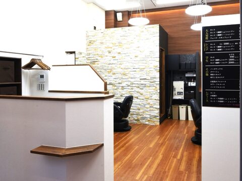 【中央市場前】≪技術者・日当13200円保証≫≪早くて19時、遅くて20時に退勤≫≪月20〜25日出勤の選択制≫≪社保あり正社員と業務委託あり≫若い方からベテランさんまで幅広い世代が活躍！上の方の面倒見がよいので安心して働けます。「日本理容 柳原店（ニホンリヨウヤナハラテン）」から理容師（理容室）の求人★☆