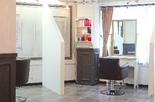 【大分駅】≪総支給50万円以上の支給実績あり・休日数の選択OK・社会保険完備・高月給スタート・半個室あり≫スタイリストオンリーなので完全マンツーマン接客！髪質改善に力を入れているヘアサロン「半個室型美容室 Emma Hair plus 府内店（ハンコシツガタビヨウシツエマヘアープラスフナイテン）」からスタイリスト（美容師）の求人★☆