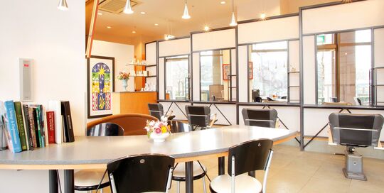 【恵比寿】◆完全週休2日制・産休育休制度あり・着付けも学べる・社会保険完備◆アヴェダをが人気の高単価サロン！キャリアアッププランがしっかりしている「HAIR DESIGNING Comme Matisse 恵比寿ガーデンプレイス（ヘアデザイニングコムマティスエビスガーデンプレイス）」からスタイリスト（美容師）の求人☆★