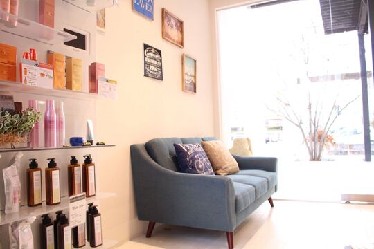 【阪急山本】≪月給20万円以上≫≪公休は土日祝にもOK≫≪有給休暇あり≫≪カットレッスンは時間外手当支給≫≪社会保険完備≫≪月8日休み≫無理なくレッスンを進められます！チームワーク抜群、楽しく一生懸命働けるサロン「Mars 山本丸橋店（マーズヤマモトマルハシテン）」アシスタント（美容師）の求人☆★☆