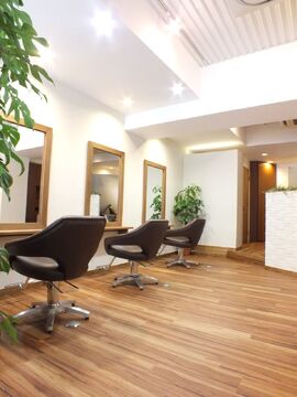 【阪急高槻市駅】■社会保険完備■営業時間内レッスンOK■月給18万円スタート■オーナーさんとスタッフさんの距離が近く、なんでも相談しやすい環境です。小規模ならではの良さがたっぷり詰まったサロン「cocoretto（ココレット）」からアシスタント（美容師）の求人☆☆