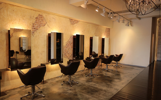 【少路】 ≪月給25万円スタート≫≪平均月給30～40万円以上≫≪月8,9日休み≫≪社会保険完備≫≪高単価≫売上を上げる体制があり、給与にしっかり還元されます！地域密着型の実力派サロン！「Inity shoji（アイニティショウジ）」からスタイリスト（美容師）の求人☆★