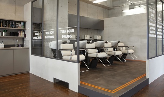 【赤坂】≪社会保険完備・住宅手当あり・頑張り次第で早期デビューが可能≫世代を問わず多くのお客様がご来店！！多くの仲間がいるので色々な技術を学ぶ事が出来る！！定番のスタイルはもちろんトレンドも追求するプロの集団です！！メンズサロン「SHIFT Men's only salon SPIN-OFF（シフトメンズオンリーサロンスピンオフ）」からアシスタント（美容師・理容師）の求人☆★