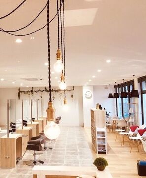 【久留米高校前】≪社会保険完備≫≪住宅手当あり≫充実したレッスン環境なのでスタイリストデビューは1年半で可能！！近隣にお住まいのお客様から圧倒的な支持を受ける人気ヘアサロン「KATSUKI 津福店（カツキツフクテン）」からアシスタント（美容師）の求人☆★☆